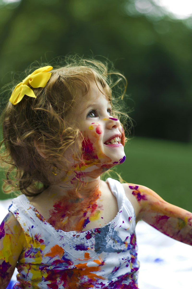 Petite fille qui joue et rit